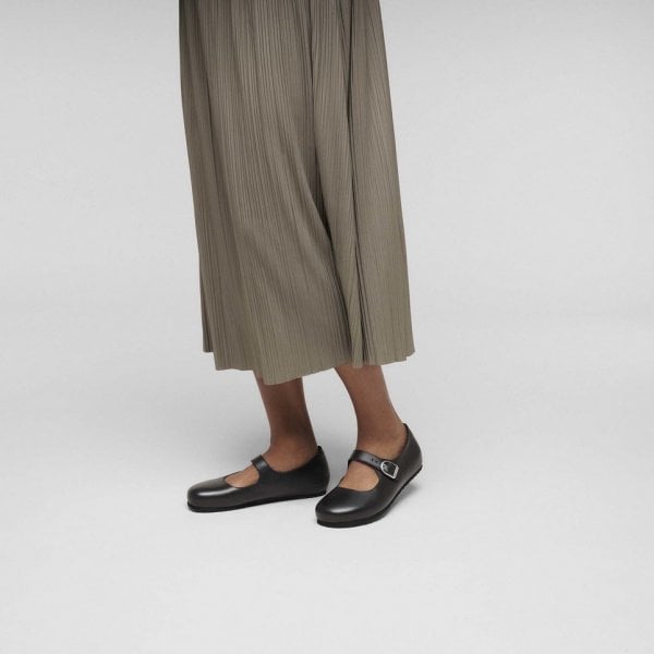 Santa Clarita Ballet Pump in Black Narrow